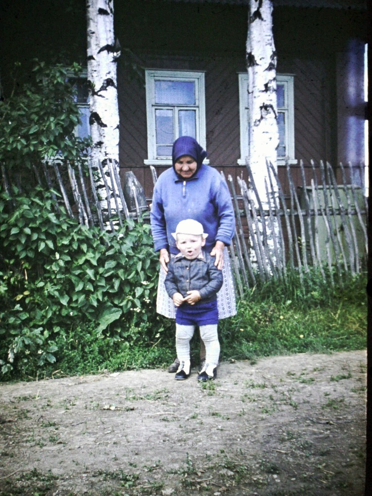 Бабушка с внуком, 1977 год, Калининская обл., Бежецкий р-н, дер. Чудинково. Выставка «Родом из Чудинково» с этой фотографией.&nbsp;