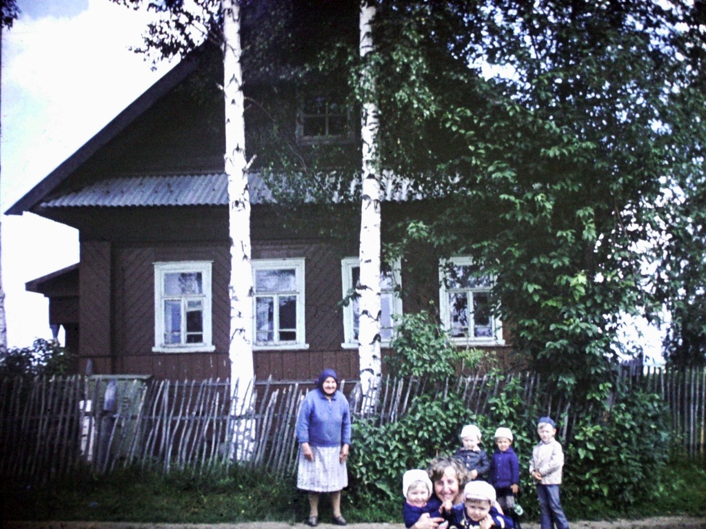 У дома, 1977 год, Калининская обл., Бежецкий р-н, дер. Чудинково. Выставка «Родом из Чудинково» с этой фотографией.&nbsp;