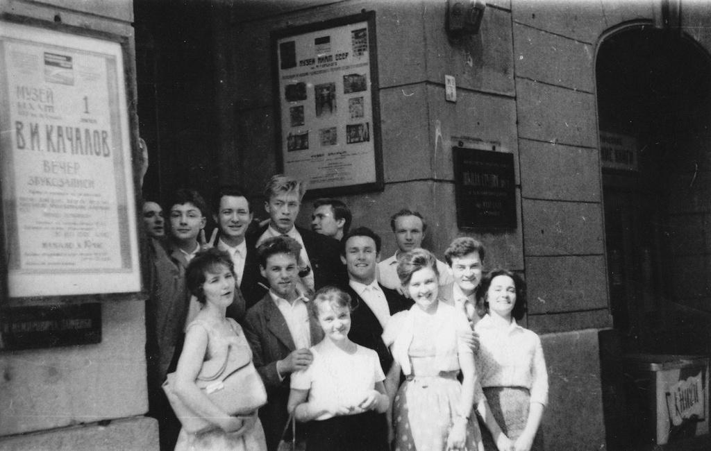 Студенты Школы-студии МХАТ, 1961 - 1965, г. Москва. Фото из архива Рогволда Суховерко.Выставка «Без фильтров. Любительская фотография Оттепели и 60-х» с этой фотографией.