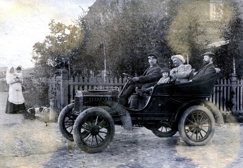 Семен Савельевич Ильин на одной из первых машин в городе Вязьма, 1905 - 1910, Смоленская губ., г. Вязьма