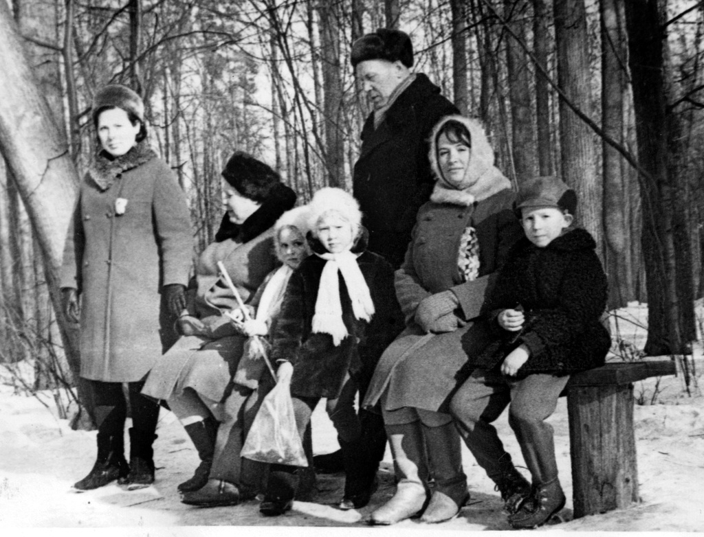 Отдых в Измайловском парке зимой, 15 февраля 1970, г. Москва. Родственники Маркины в парке у метро Измайлово.&nbsp;Выставка «ПКиО им. Сталина» с этим снимком.