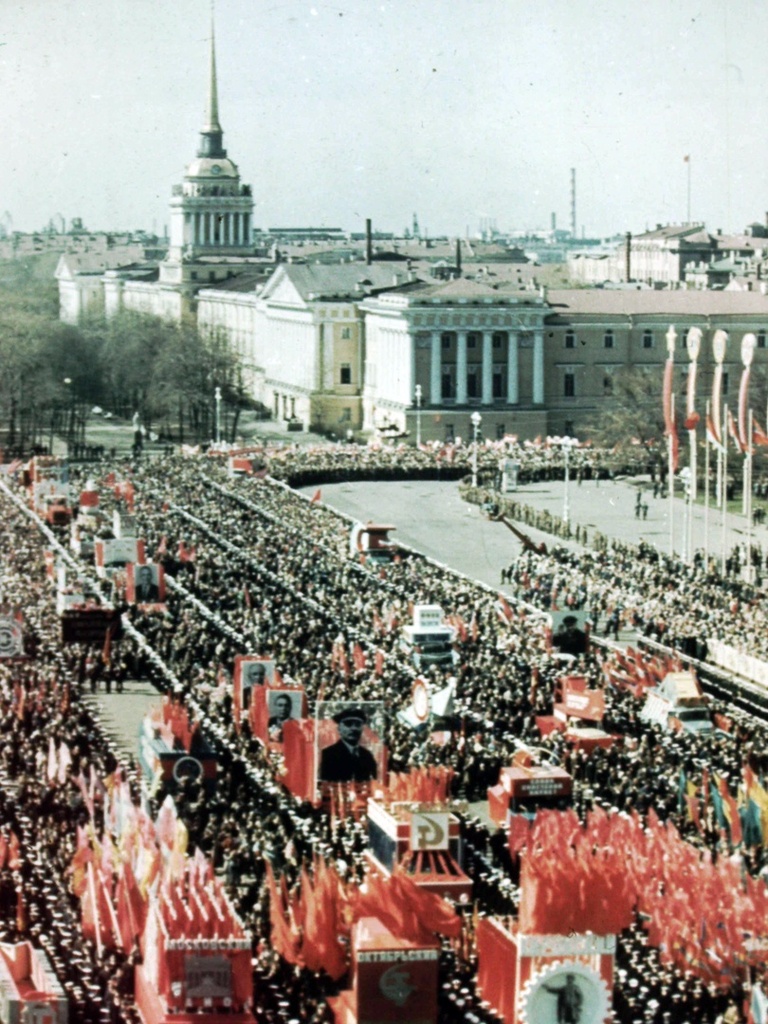Парад на Дворцовой площади, 1970 - 1980, г. Ленинград. Выставка «Главное Адмиралтейство» с этой фотографией.&nbsp;