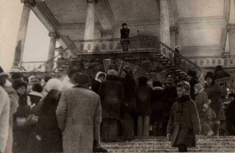 Очередь на выставку Нади Рушевой, 1970 год, г. Пушкин. 