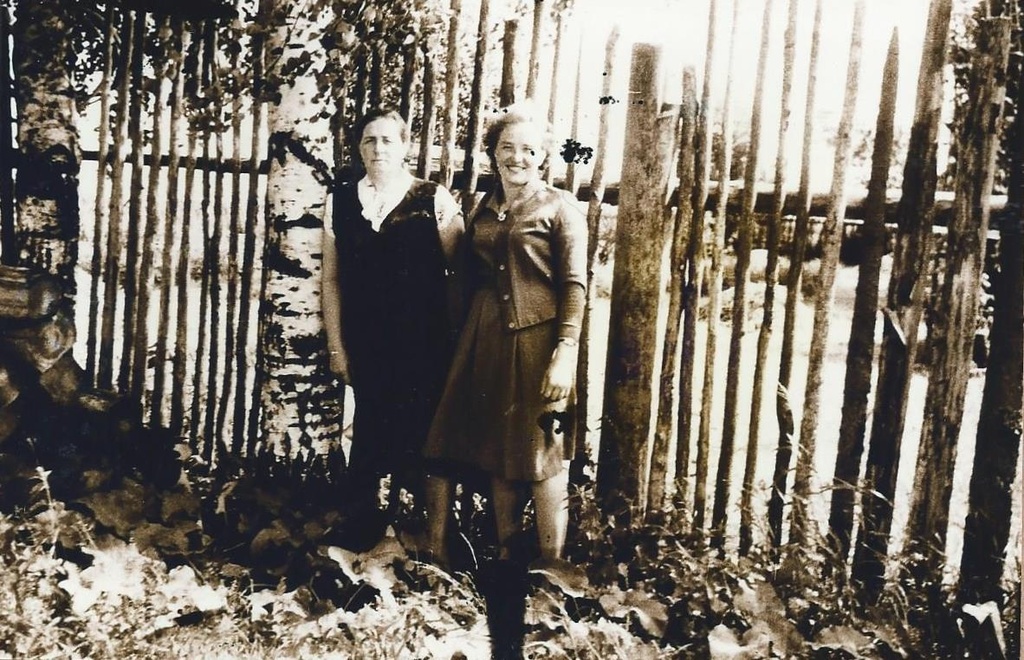 Тетя с племянницей, 1960 - 1965, Калининская обл., Бежецкий р-н, дер. Чудинково. Выставка «Родом из Чудинково» с этой фотографией.&nbsp;