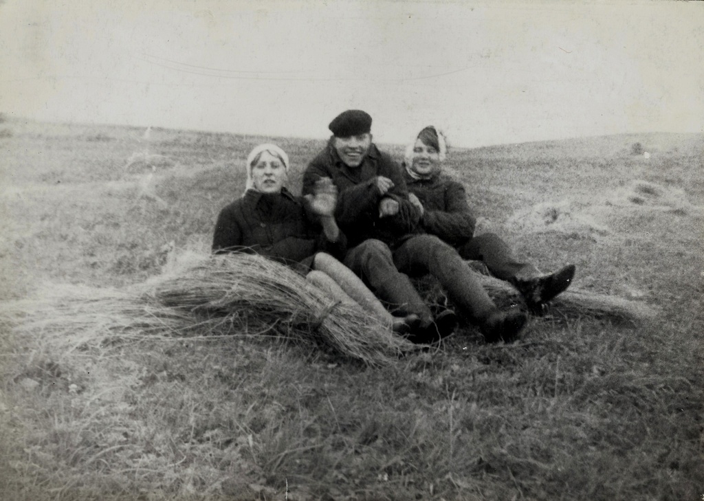 В поле, 1960 - 1966, Калининская обл., Бежецкий р-н, дер. Чудинково. Выставка «Родом из Чудинково» с этой фотографией.&nbsp;