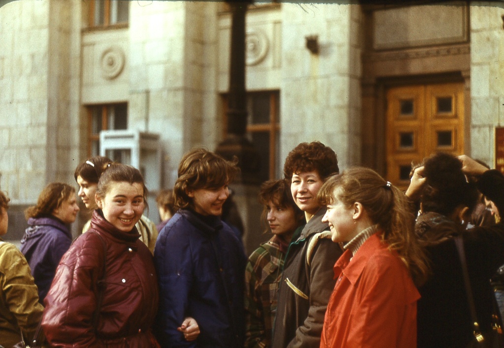 Студенты-биологи перед биофаком МГУ, сентябрь 1984, г. Москва. Выставка «Без фильтров–3. Любительская фотография 80-х» с этой фотографией.
