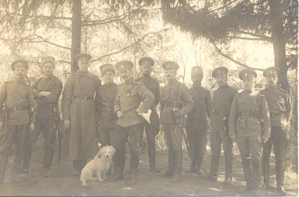 Офицеры 268-го Пошехонского полка, 30 апреля 1915, Царство Польское, г. Варшава. В центе – командир 268-го пехотного Пошехонского полка, полковник Сергей Михайлович&nbsp;Леонтьев. Справа – поручик&nbsp; Григорий Сергеевич&nbsp;Грин­цер. Один из офицеров имеет имя Илья (вероятно, Румянцев).                                                                                                                            Подпись на фотографии: «Уважаемый дорогой Вася! Извещаю тебя, что я ранен осколком снаряда в ступню правой ноги. Рана небольшая, называется по докторски: «Слепое ранение осколком снаряда в области сустава правой скопы с вероятными повреждениями нескольких частей». Это я был в бою с немцами южнее Сохачева. Рану еще не исследовали, дают несколько дней успокоиться. Ранен я ночью с 28-го на 29 апреля 1915 г.Подробности при свидании. Если рана опасная, т.е. будет заживать долго, то меня могут отпустить в Москву, а если скоро, то пожалуй не выпустят отсюда. Твой Илю­ша. Варшава, 30 апреля 1915г».Фотография из архива пользователя Andrejs Gorcakovs.&nbsp;