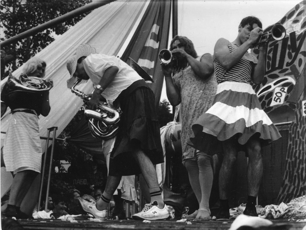 Карнавал 1987 года в поселке Заречном. Музыкальный номер, 27 июня 1987, Свердловская обл., пос. Заречный. Выставка «КАРНАВАЛ - 87» с этой фотографией.