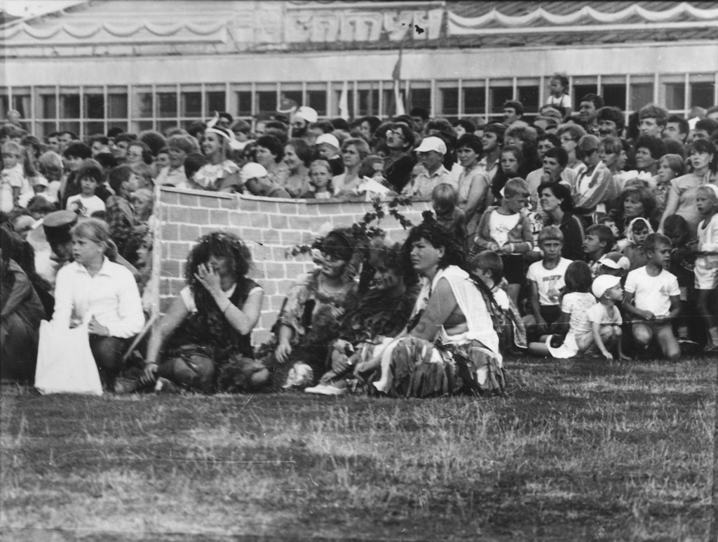 Карнавал 1987 года в поселке Заречном, 27 июня 1987, Свердловская обл., пос. Заречный. Артисты и зрители, на поле стадиона «Электрон». На заднем фоне – бассеин «Нептун».&nbsp;Выставка «КАРНАВАЛ - 87» с этой фотографией.