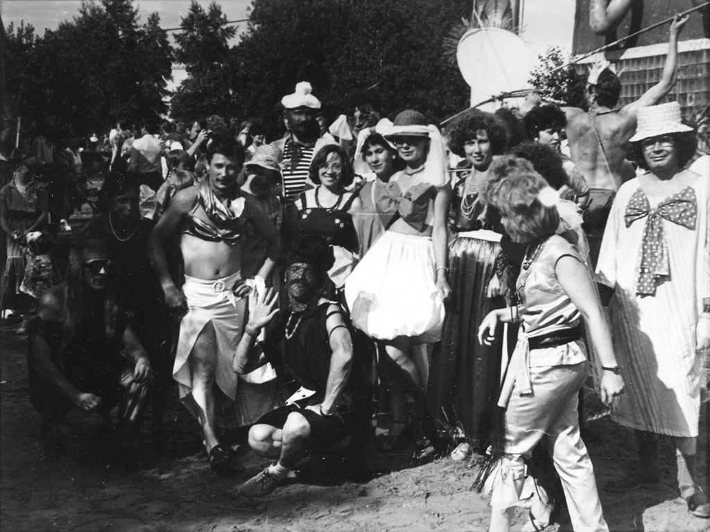 Карнавал 1987 года в поселке Заречном. Артисты, 27 июня 1987, Свердловская обл., пос. Заречный. Выставка «КАРНАВАЛ - 87» с этой фотографией.