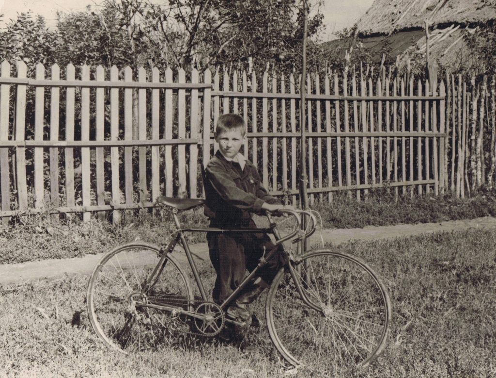Велосипедист, июль 1956. На фото Валерий Коновалов.  Фотография из архива пользователя Natasha Konovalova.