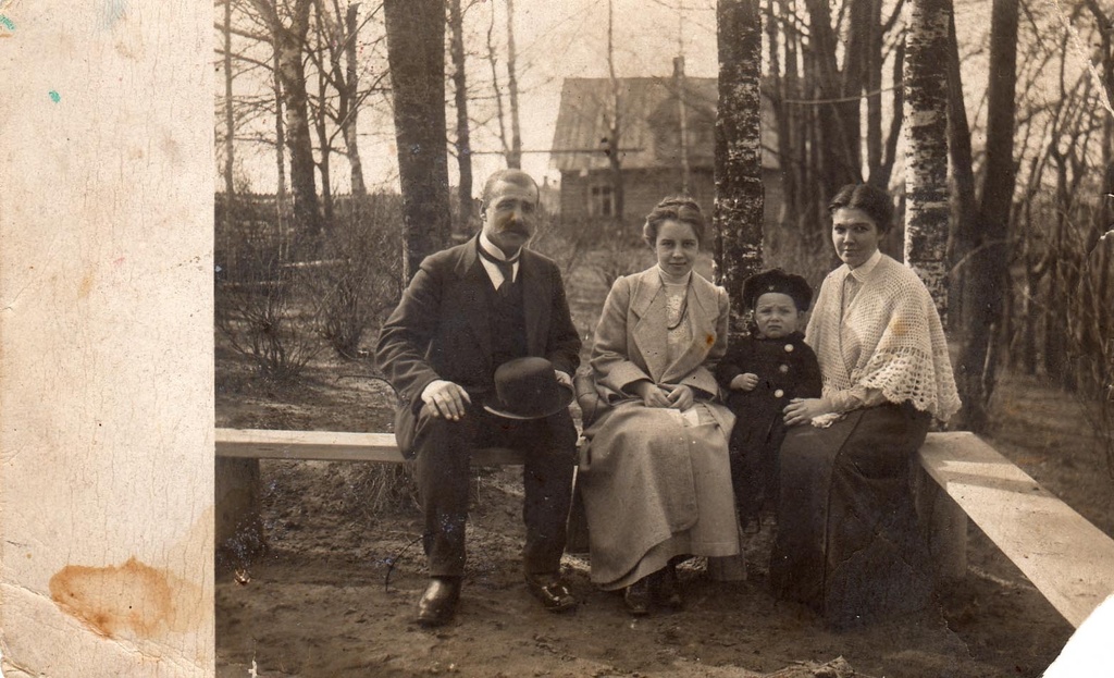 Семья Мартыновых в Осовце, 1 марта 1914 - 1 марта 1915, г. Осовец. Штабс-ротмистр Ростислав Андреевич Мартынов. Вера Андреевна Мартынова. Глеб Вячеславович Мартынов. Ольга Юрьевна Мартынова (Княжна Хованская). Фотография из архива пользователя Натали Кузьменко.