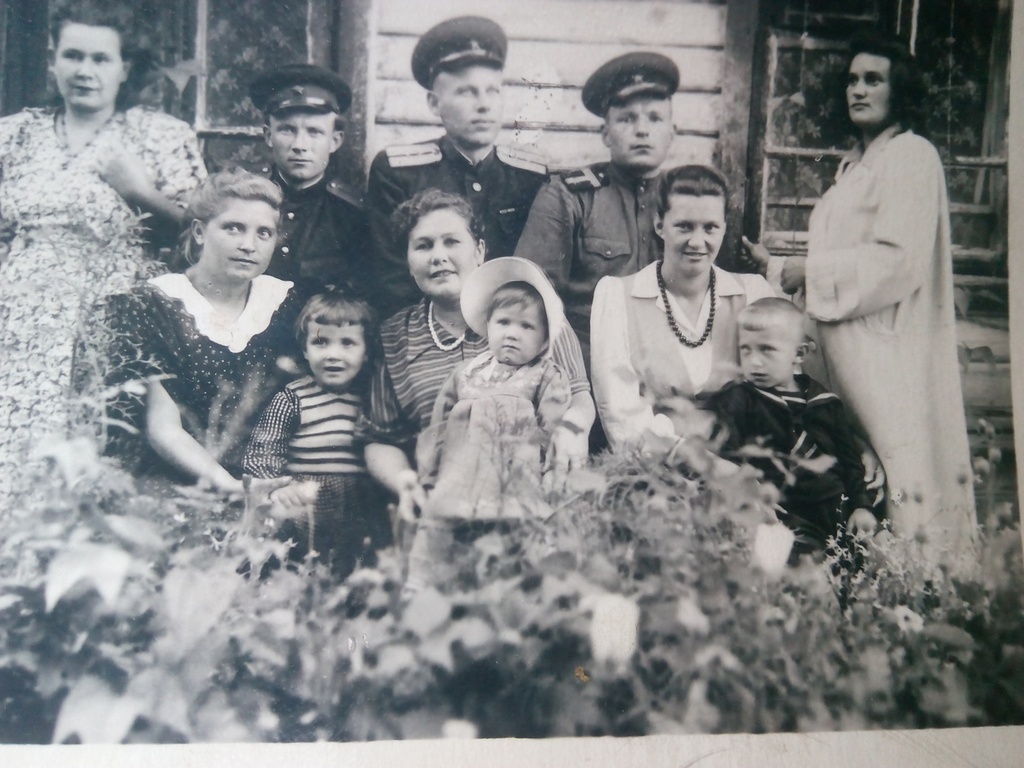Семьи офицеров, июнь - август 1953, Московская обл., пос. Усад. Групповое фото нескольких офицерских семей. Моя мама в светлом плаще справа, верхний ряд. Через несколько месяцев у неё родится сын, мой брат. Фотография из архива Ирины Александровны Назыровой.