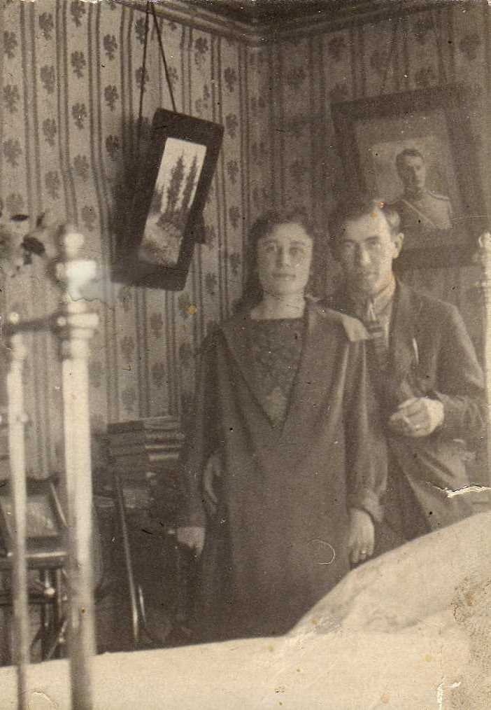 Виктор Иванович Шмелев и Зинаида Васильевна (Плотникова) Шмелева, 1927 - 1928, г. Свердловск. Ныне Екатеринбург. На стене портрет военного доктора В. Михайлова, погибшего на фронте Первой мировой войны.&nbsp;Фотография из архива Юлии Глухих.