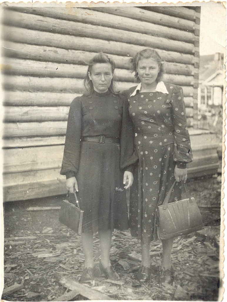 Подружки, 13 мая 1953 - 5 августа 1953. Евдокия Яковлевна Федина с подругой. Фотография из архива Светланы Шараповой.Выставка «Будни 1953 года» с этой фотографией.