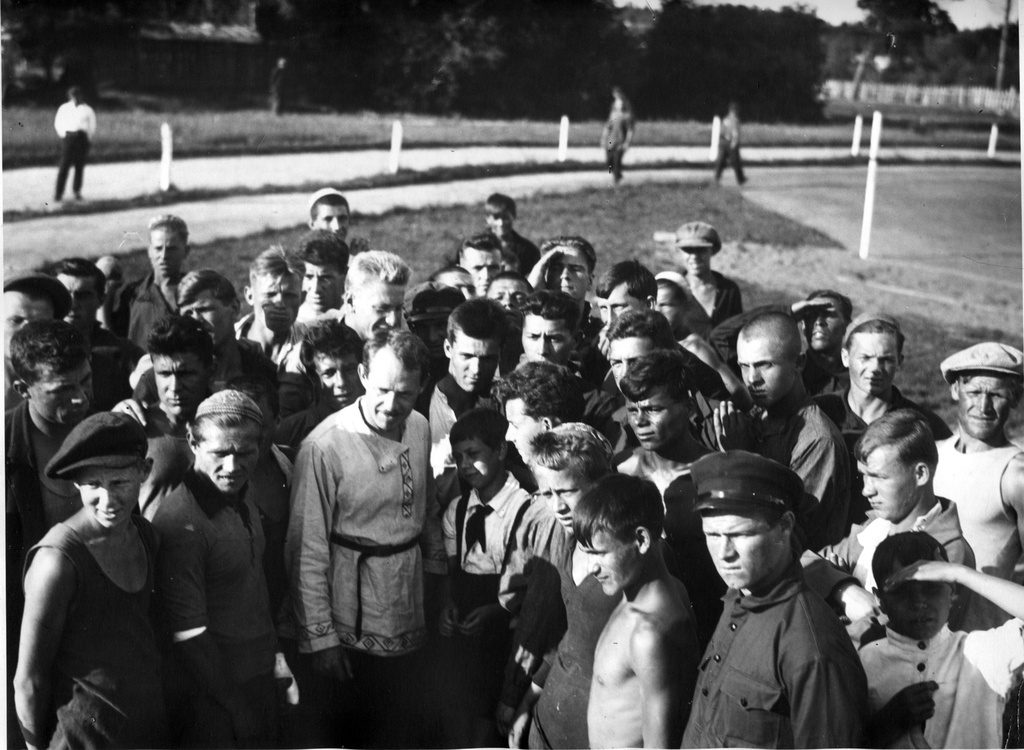 Сергей Богословский с коммунарами, 1931 - 1936, Московская обл., с. Костино. Ныне город Королёв. Фотографию прислал Гена Рыбак.