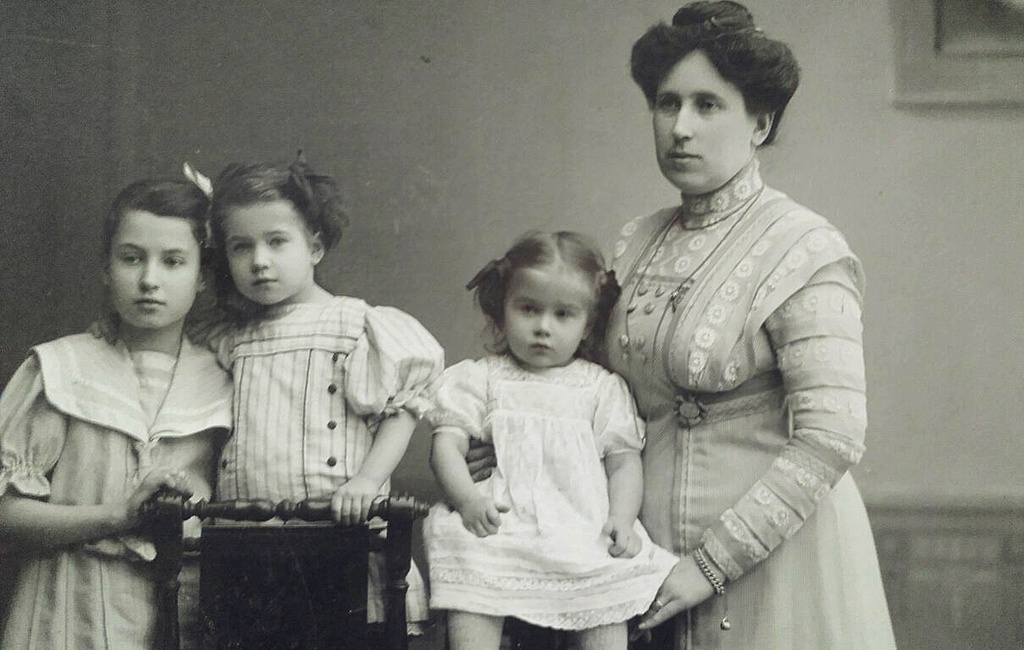 Семейное фото. Три сестры Вера, Ольга, Елизавета с матерью Отилией Баллож, 20 апреля 1910, г. Рига. Фотография из архива Марии Княжевой-Баллож.Выставка «Семейная летопись» с этой фотографией.&nbsp;