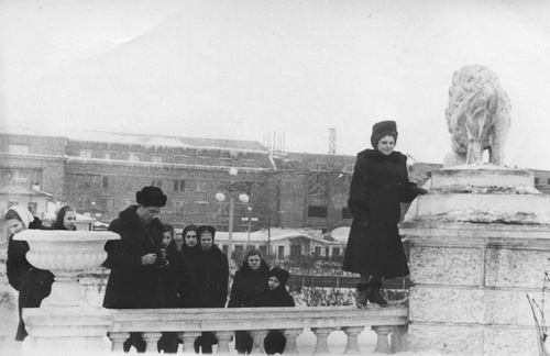 Студенты у здания Оперного Театра в Свердловске, 1 декабря 1953 - 1 февраля 1954, г. Свердловск