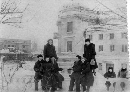 Студенты у здания Оперного театра в Свердловске, 1 декабря 1953 - 1 февраля 1954, г. Свердловск