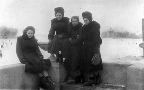 Студенты на городском пруду в Свердловске, 1 декабря 1953 - 1 февраля 1954, г. Свердловск