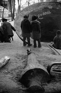 Из серии «Колокола. Сергиев Посад», 1930 год, Московская обл., г. Загорск. Ныне Сергиев Посад.Видео «Чтобы понять Россию, надо понять Лавру…», выставка&nbsp;«Колокола России» с этим снимком.