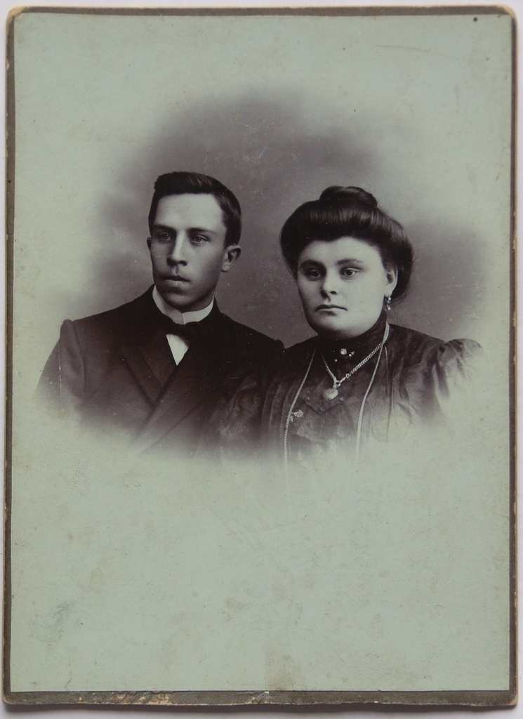 Мещане Ейска, 1907 - 1908, Кубанская обл., г. Ейск. Выставка «Супруги ХХ века» с этой фотографией.