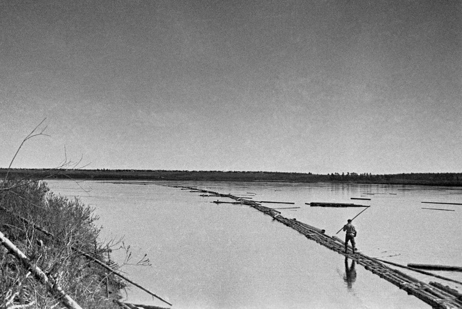 Из серии «Пинега», 1935 год, Северный край. Выставка «"С утра до ночи колокол звонит". Фотографии и дневники Михаила Пришвина» с этим снимком.