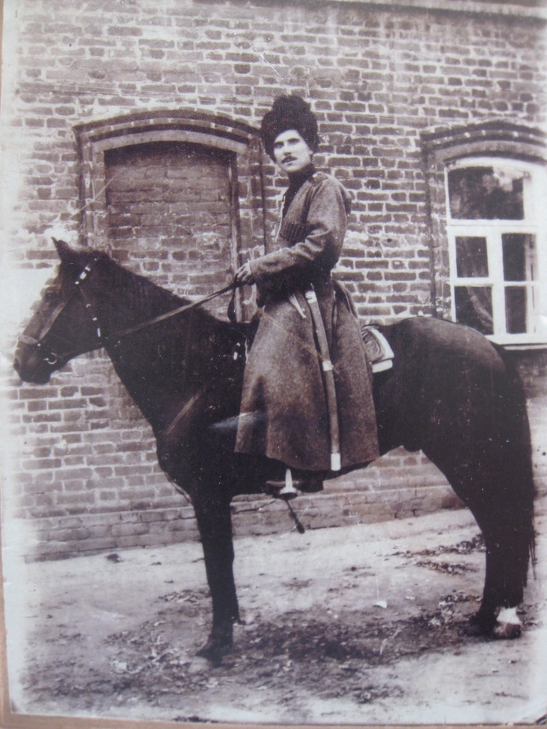 Казак станицы Должанской Федор Матвеевич Гудзь, 1896 - 1898, Кубанская обл., станица Уманская. Казак станицы Должанской Федор Матвеевич Гудзь (годы жизни: 1876-1908) во время службы в станице Уманской (с 1934 года станица Ленинградская, Краснодарского края). Фотография из семейного архива Александры Семеновны Василенко, которую прислал Михаил Зайков.
