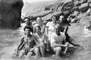 Веселая компания на отдыхе у Черного моря, 1 сентября 1928, Крымская АССР, г. Балаклава. Внизу, в первом ряду сидит молодая семейная пара – Александр Сергеевич Фараджев и Елизавета Григорьевна.&nbsp;