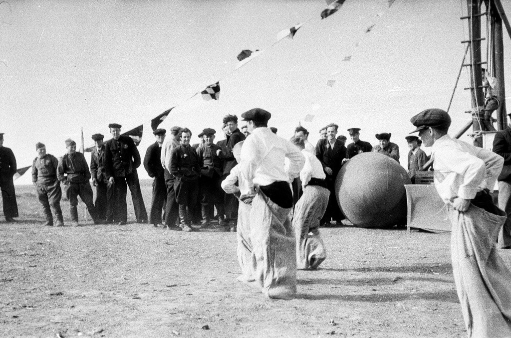 «В здоровом теле – здоровый дух». Прыжки в мешках, 1950 - 1951, Красноярский край, Таймырский национальный округ, с. Хатанга. Фотография из архива Владимира Никушенко.