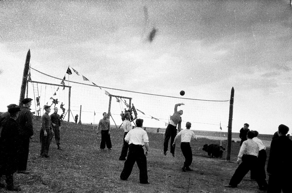 «В здоровом теле – здоровый дух». Волейбол, 1950 - 1951, Красноярский край, Таймырский национальный округ, с. Хатанга. Фотография из архива Владимира Никушенко.