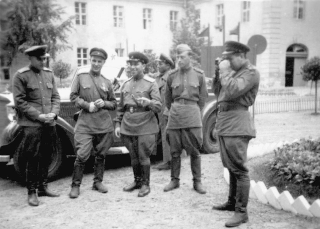 Советские офицеры на территории комендатуры, 1 мая 1945 - 30 июля 1945, Германия, г. Берлин. В центре – Александр Сергеевич Фараджев.&nbsp;