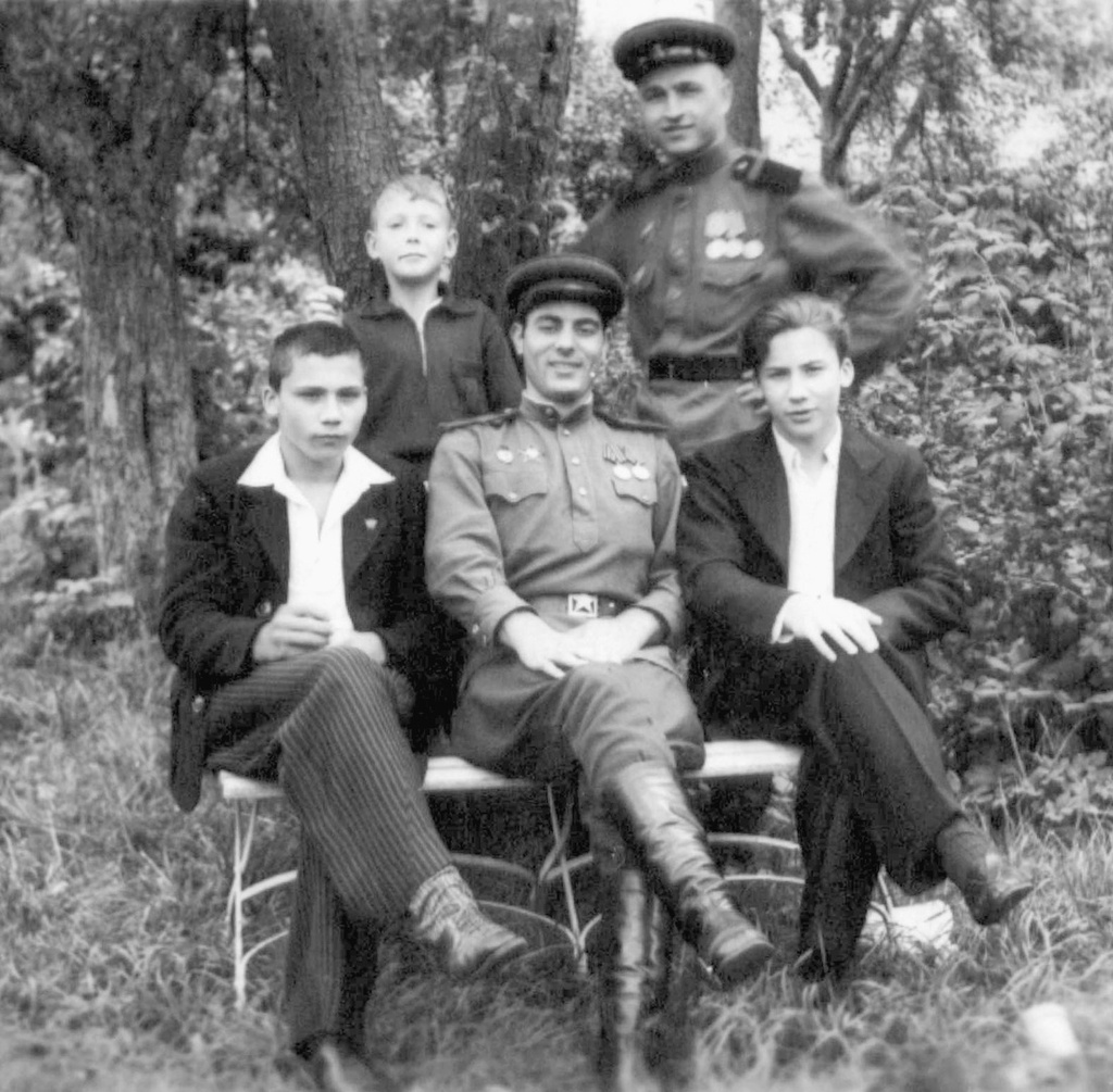 Групповой портрет, 1 - 30 августа 1946, Германия. Подростки, сидящие по бокам – братья. Слева – шестнадцатилетний Владимир Фараджев, справа - пятнадцатилетний Валентин Фараджев.&nbsp;