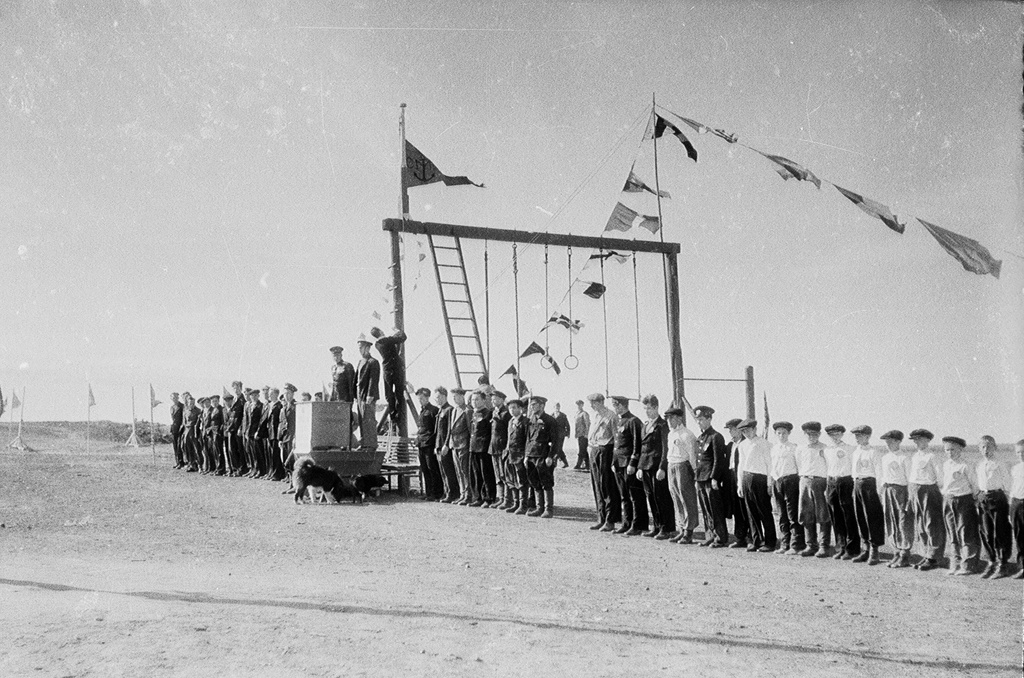«В здоровом теле – здоровый дух». Построение, 1950 - 1951, Красноярский край, Таймырский национальный округ, с. Хатанга. Фотография из архива Владимира Никушенко.