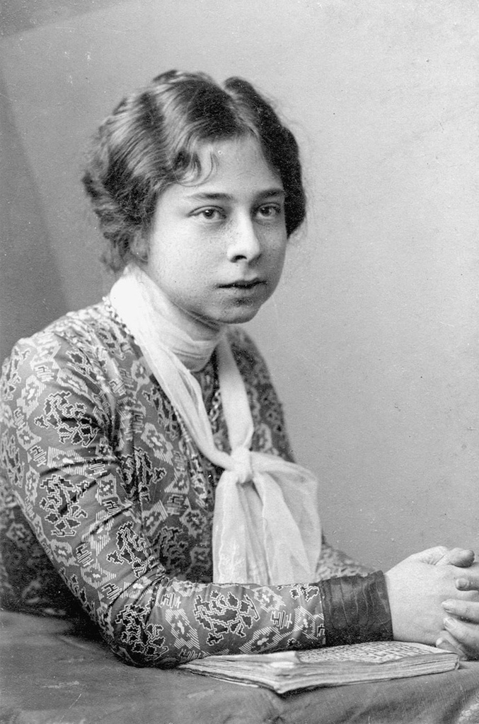 Евгения Алексеевна Иванова (Смирнова), 1915 - 1917. Евгения Алексеевна - художник, жена  Александра Павловича Иванова.