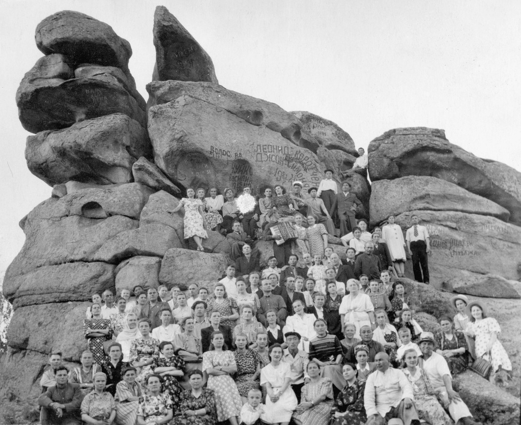 Группа учителей из дома отдыха, май - август 1954, Казахская ССР, г. Боровое. Выставка «Советские курортники» с этой фотографией.