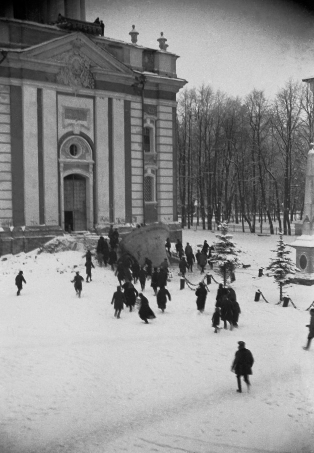 Из серии «Колокола. Сергиев Посад», 1930 год, Московская обл., г. Загорск. Ныне Сергиев Посад.Видео «Чтобы понять Россию, надо понять Лавру…» с этой фотографией.