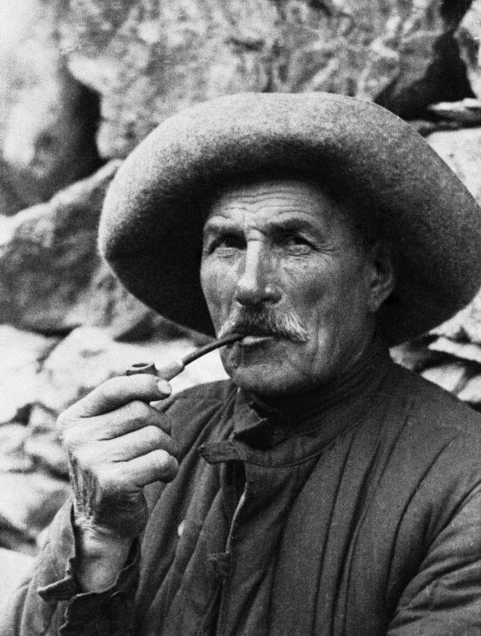 Из серии «Кабарда», 1936 год, Кабардино-Балкарская АССР. Выставки:&nbsp;«Не Курить!»,&nbsp;«Михаил Пришвин. Портреты» с этой фотографией. 