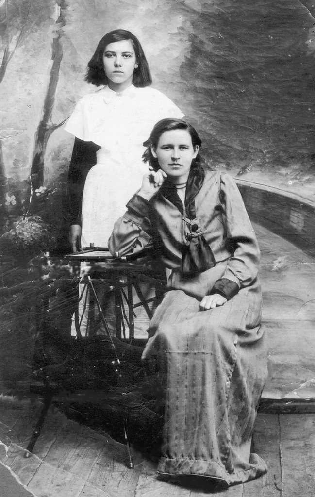 Фото "Гимназистка со своей родной тетей", 1914 год, Белорусская ССР, г ...