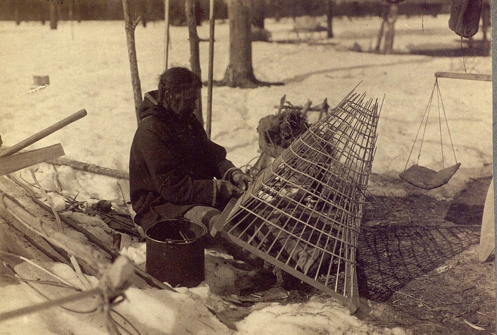Рыбак за плетением «гимги» - ловушки на рыбу, 1914 год, Тобольская губ.. Ханты.Выставка «В фотообъективе Кунсткамеры: повседневность» с этой фотографией.