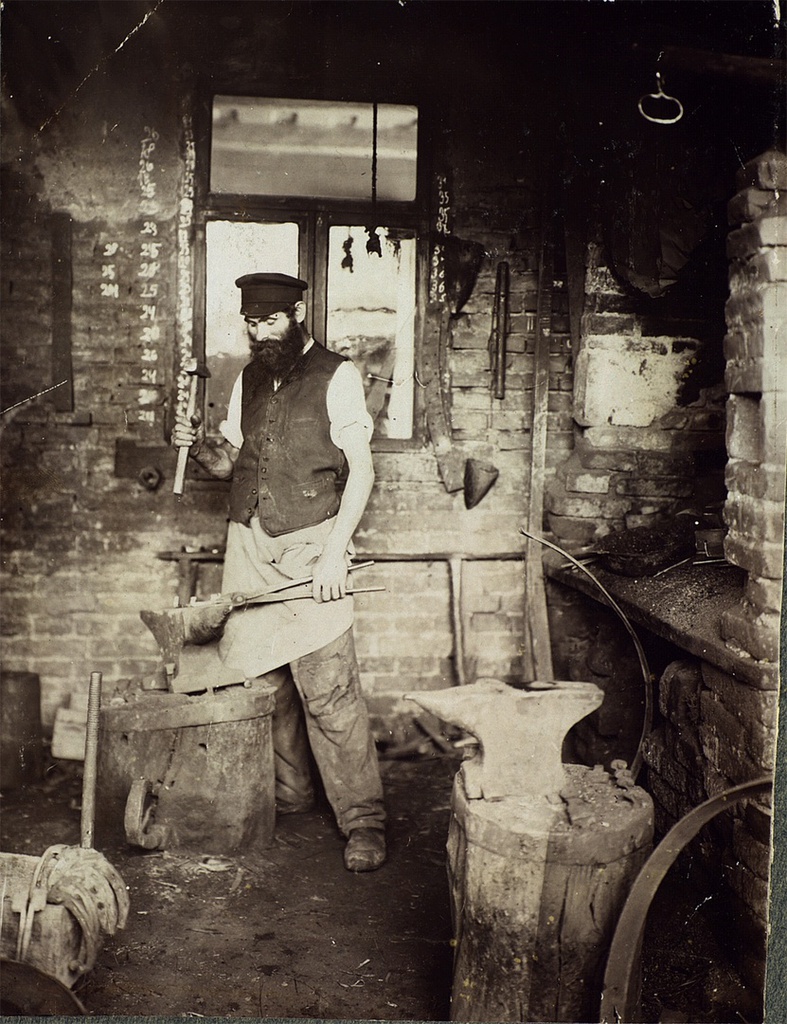 Кузнец, 1900 - 1905, Волынская губ.. Евреи.Выставка «В фотообъективе Кунсткамеры: повседневность» с этой фотографией.
