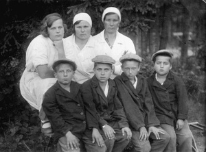 Врачи и пациенты. Фотография в больнице, май - август 1934, Белоруссккая ССР, г. Минск. В группе мальчиков, второй слева – Валентин Афанасьев.&nbsp;Выставка «Больничная жизнь» с этой фотографией.