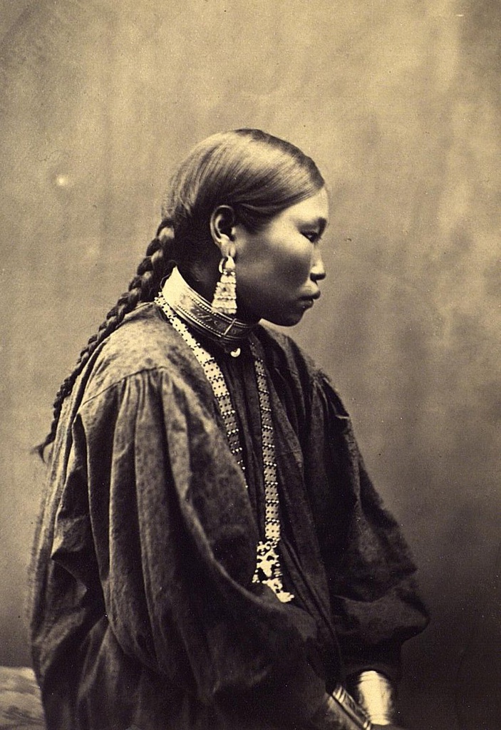 Портрет женщины, 1882 - 1884, Якутская обл.. Якуты.Выставки&nbsp;«В фотообъективе Кунсткамеры: антропологическая фотография»&nbsp;и «Саха» с этой фотографией. 