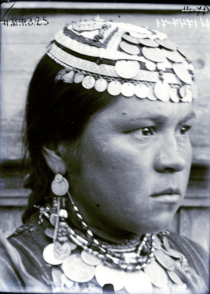 Портрет девушки в праздничном уборе, 1925 год, Вятская губ.. Удмурты.Выставка «В фотообъективе Кунсткамеры: антропологическая фотография» с этой фотографией.&nbsp;