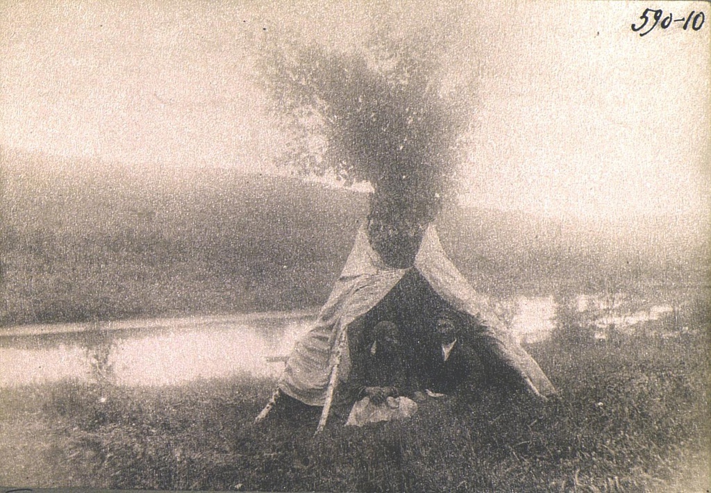 Шалаш, в котором скрываются сбежавшие жених и невеста, 1900 - 1905, Томская губ.. Калмыки. В центр вставлена срубленная береза – символ начала нового дома и хозяйства.