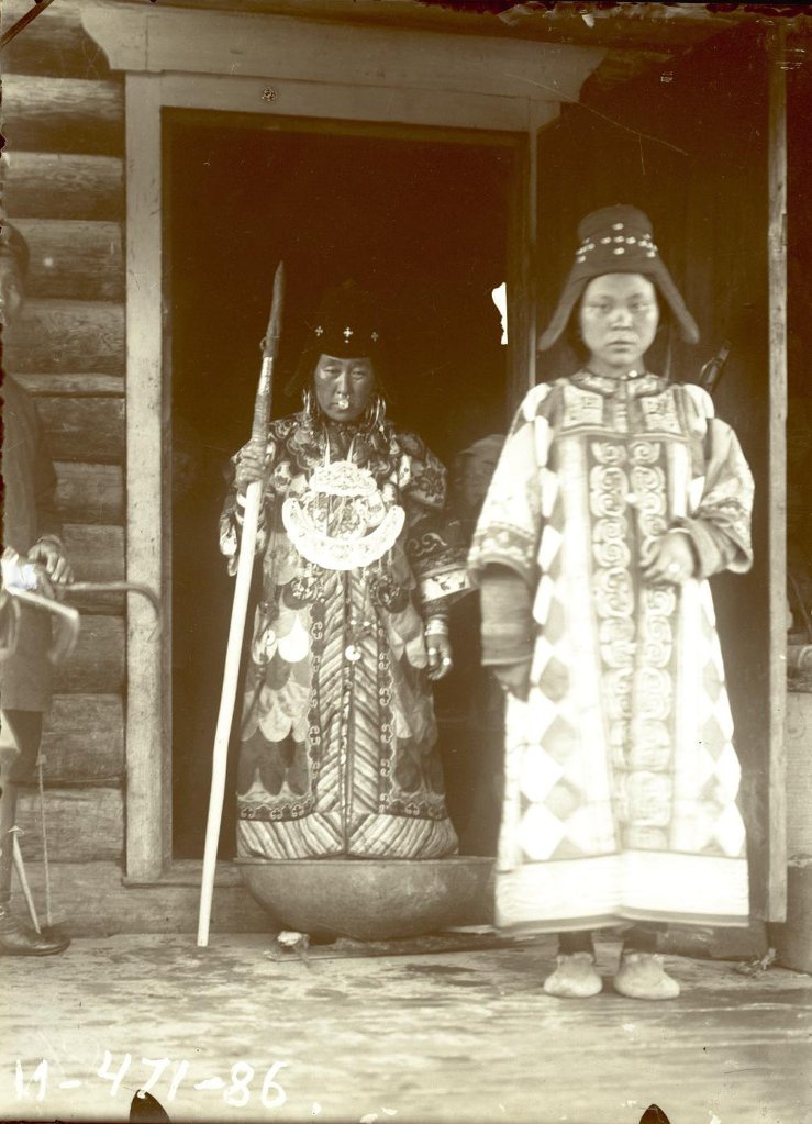 Выход невесты из дома отца, 1926 год, Дальневосточный край. Нанайцы.Выставка «Из коллекции Кунсткамеры: Невесты и Молодухи» с этой фотографией.