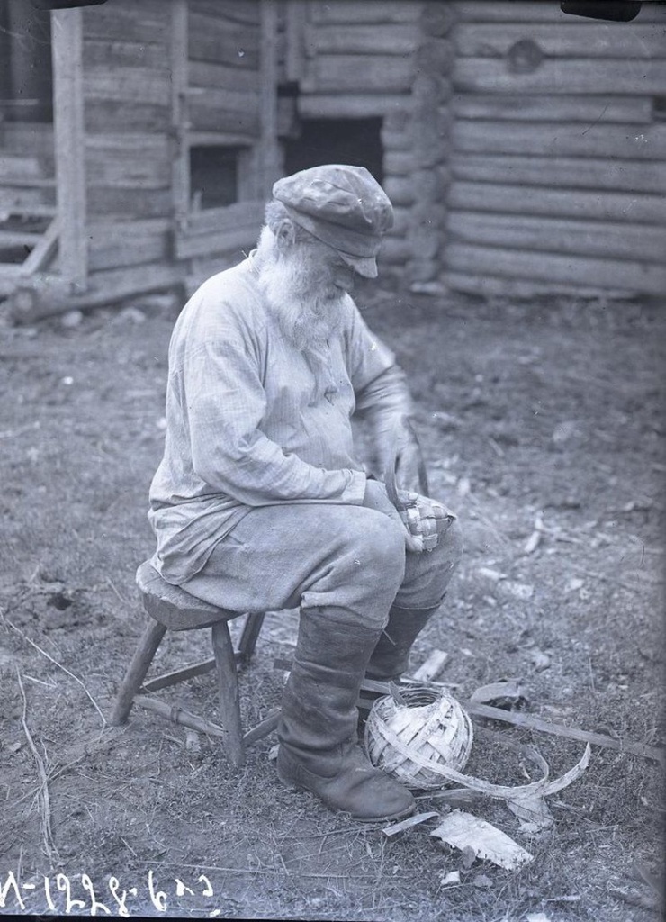 Егор Егорович Филатов (73 года) за плетением лаптя, 1927 год, АКССР. Карелы.Выставка «В фотообъективе Кунсткамеры: повседневность» с этой фотографией.