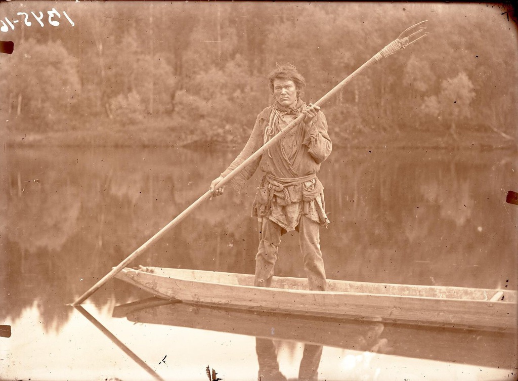Рыбак с острогой, 1908 год, Пермская губ.. Манси.Выставка «В фотообъективе Кунсткамеры: повседневность» с этой фотографией.