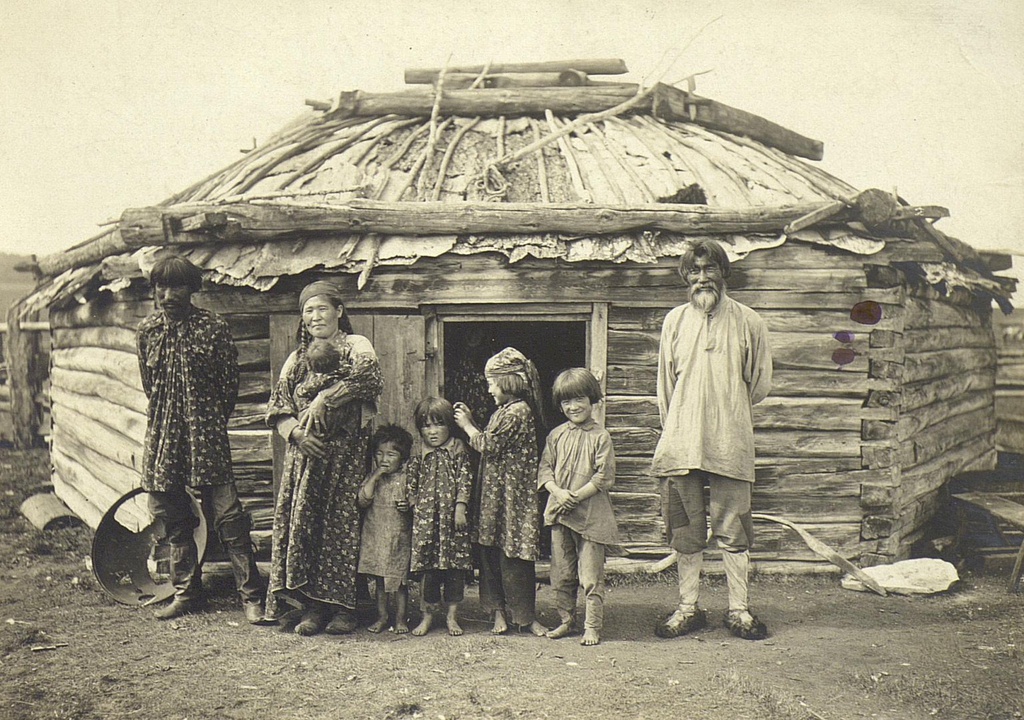 Небогатая семья у своей юрты, 1910 год, Енисейская губ.. Качинцы.Выставка «В фотообъективе Кунсткамеры: повседневность» с этой фотографией.