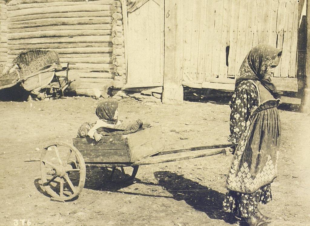 Нянька, 1900 - 1905, Оренбургская губ.. Нагайбаки.Выставка «В фотообъективе Кунсткамеры: повседневность» с этой фотографией.